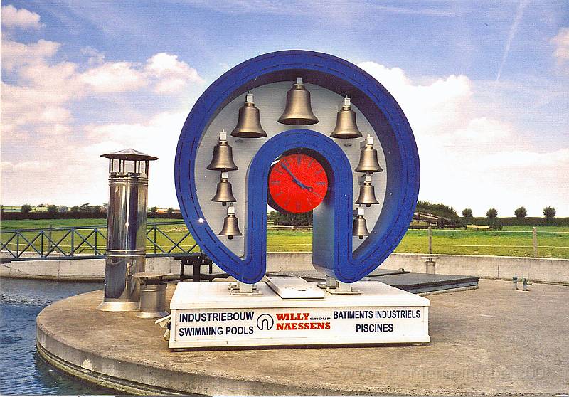 0022.jpg - In de strohoeve “paardenstoeterij” van de hr Willy Naessens in het hartje van Elsegem, een deelgemeente van Wortegem_Petegem.