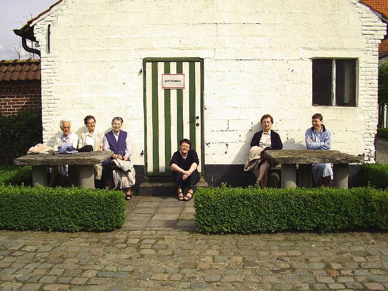 0028.JPG - In de strohoeve “paardenstoeterij” van de hr Willy Naessens in het hartje van Elsegem, een deelgemeente van Wortegem_Petegem.
