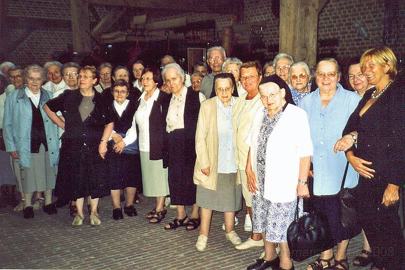 0033.jpg - In de strohoeve “paardenstoeterij” van de hr Willy Naessens in het hartje van Elsegem, een deelgemeente van Wortegem_Petegem.