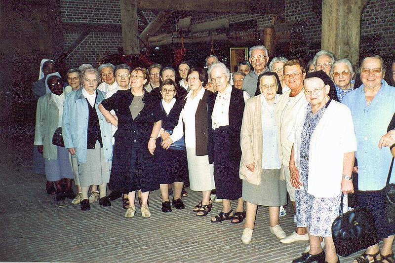 0034.jpg - In de strohoeve “paardenstoeterij” van de hr Willy Naessens in het hartje van Elsegem, een deelgemeente van Wortegem_Petegem.