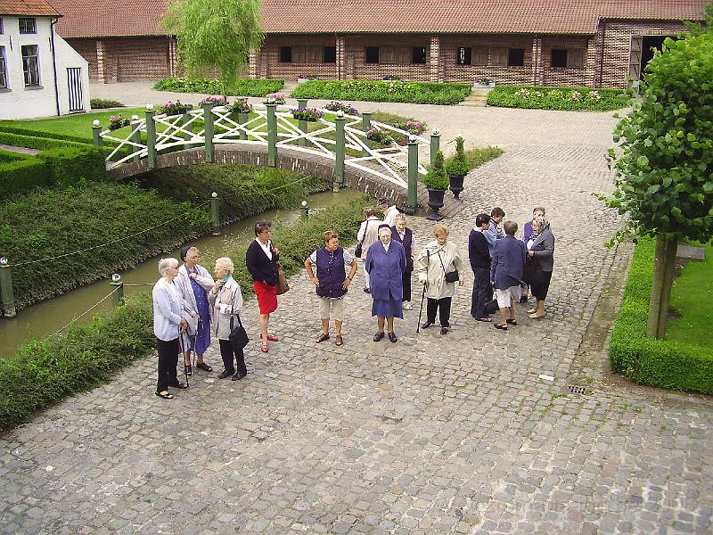 0043.JPG - In de strohoeve “paardenstoeterij” van de hr Willy Naessens in het hartje van Elsegem, een deelgemeente van Wortegem_Petegem.