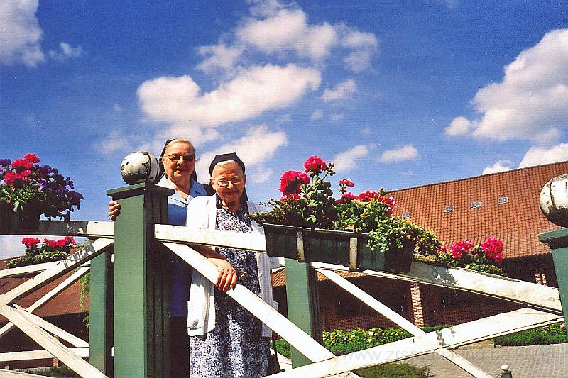 0044.jpg - In de strohoeve “paardenstoeterij” van de hr Willy Naessens in het hartje van Elsegem, een deelgemeente van Wortegem_Petegem.