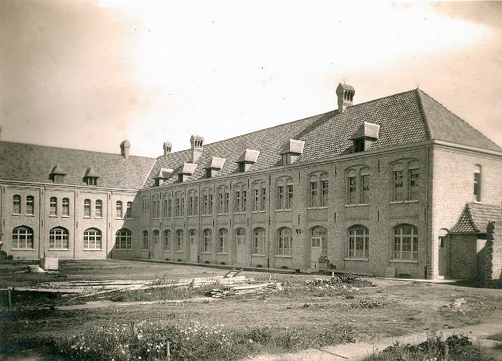 Scannen0007.jpg - Klooster Merkem in heropbouw na de oorlog 1914-18. Binnenplaats;- kloostervleugel.