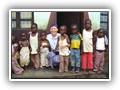 0059 Zr. Linda met de weeskinderen Bunia