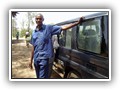 0159 Chauffeur Robert met jeep